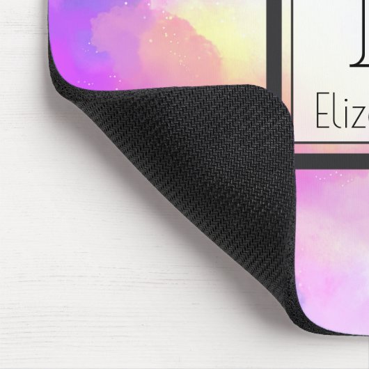 Abstrakte Wolken in Lila-rosa und Gelbmonogramm Mousepad (Ecke)