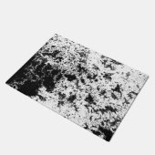 Abstrakte Wolkenbildung in Schwarz und Weiß Fußmatte (Schrägansicht)