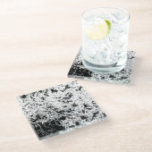 Abstrakte Wolkenbildung in Schwarz und Weiß Glasuntersetzer (Schrägansicht)