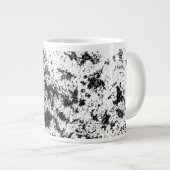 Abstrakte Wolkenbildung in Schwarz und Weiß Jumbo-Tasse (Vorderseite Rechts)