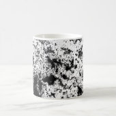 Abstrakte Wolkenbildung in Schwarz und Weiß Kaffeetasse (Mittel)