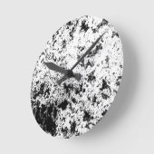 Abstrakte Wolkenbildung in Schwarz und Weiß Runde Wanduhr (Winkel)