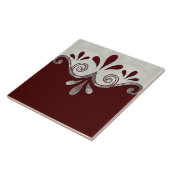 Abstrakte Zierform in Bordeaux und Silber Fliese (Seite)