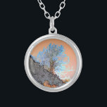 ABSTRAKTER BERGBAUM VERSILBERTE KETTE<br><div class="desc">Ein abstraktes Kunstdesign eines einsamen Bergbaumes.</div>
