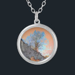 ABSTRAKTER BERGBAUM VERSILBERTE KETTE<br><div class="desc">Ein abstraktes Kunstdesign eines einsamen Bergbaumes.</div>