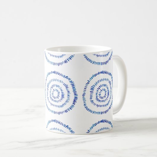 Abstrakter Blauer Pinselstrich Circle Coastal Kaffeetasse (VorderseiteRechts)