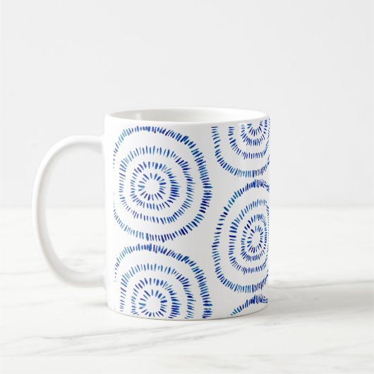 Abstrakter Blauer Pinselstrich Circle Coastal Kaffeetasse (Links)