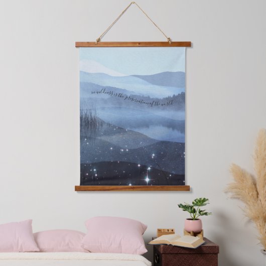 Abstrakter Blue Sky Mountains Zitat Wandteppich Mit Holzrahmen (Schlafzimmer)