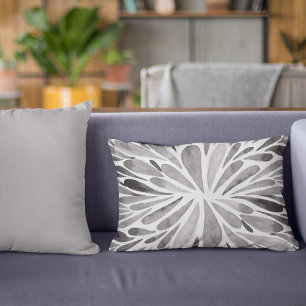 Abstrakter Blütenbrand in Schwarzweiß Dekokissen