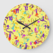 Abstrakter Confetti-Toto über Gelb Große Wanduhr (Vorderseite)