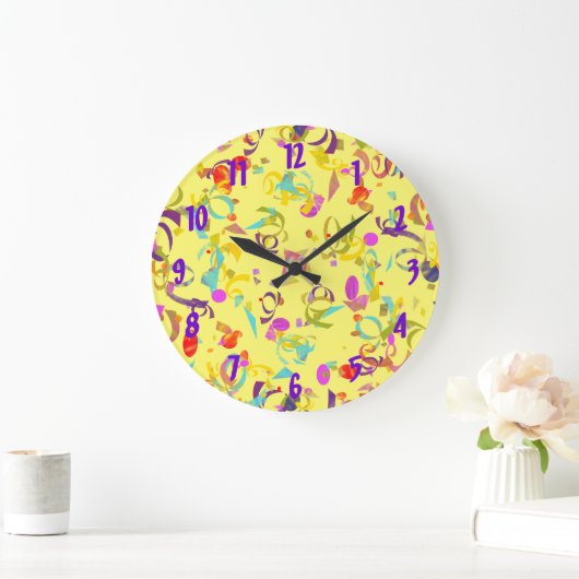 Abstrakter Confetti-Toto über Gelb Große Wanduhr (Zuhause)