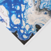 Abstrakter Dekoupage Hintergrund mit blauer Farbe Seidenpapier (Ausschnitt)