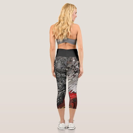 Abstrakter Druck in Schwarz, Weiß und Rot Capri Leggings (Rückseite)