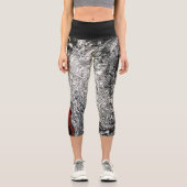 Abstrakter Druck in Schwarz, Weiß und Rot Capri Leggings (Vorderseite)