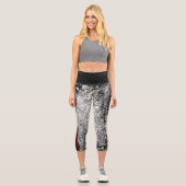 Abstrakter Druck in Schwarz, Weiß und Rot Capri Leggings (Vorderseite)