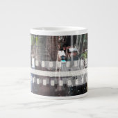 Abstrakter Film Jumbo-Tasse (Vorderseite)