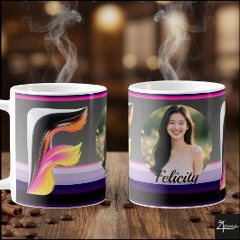 Abstrakter flüssiger Buchstabe F Neonfeder Kaffeetasse
