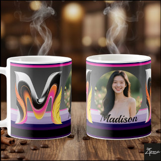 Abstrakter flüssiger Buchstabe M Neonfeder Kaffeetasse