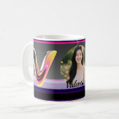 Abstrakter flüssiger Buchstabe V Glänzend Neon Kaffeetasse (Vorderseite Links)