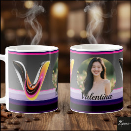 Abstrakter flüssiger Buchstabe V Glänzend Neon Kaffeetasse