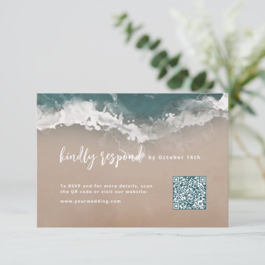 Abstrakter funkelnder QR-Code am Meeresstrand RSVP Karte (Stehend Vorderseite)