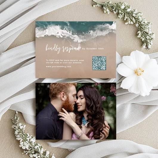 Abstrakter funkelnder QR-Code am Meeresstrand RSVP Karte