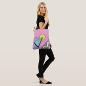 Abstrakter geometrischer Hintergrund im Postm Tasche (Am Model)
