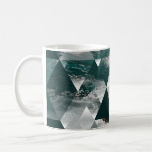 abstrakter geometrischer Untergrund mit Dreiecken; Kaffeetasse
