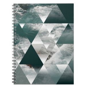 abstrakter geometrischer Untergrund mit Dreiecken; Notizblock