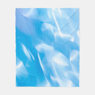 Abstrakter Glitzer leuchtet auf blauem Hintergrund Fleecedecke