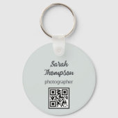 Abstrakter Graugrauer QR-Code für gemischte Medien Schlüsselanhänger (Rückseite)