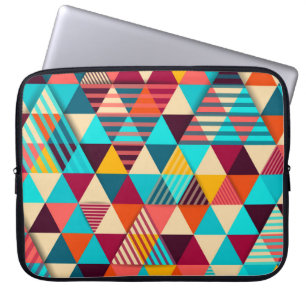 Abstrakter Hintergrund mit Dreiecksformen. Moderne Laptopschutzhülle