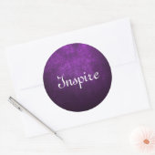 Abstrakter Lila Hintergrund oder Papier mit hellem Runder Aufkleber (Umschlag)