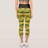 Abstrakter Mais auf Kakao Gemüsedruck auf schwarz Capri Leggings (Rückseite)