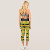 Abstrakter Mais auf Kakao Gemüsedruck auf schwarz Capri Leggings (Rückseite)