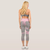 Abstrakter moderner Kunststil, grau pink Capri Leggings (Rückseite)