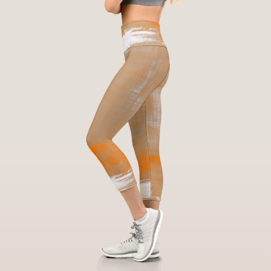 Abstrakter moderner Kunststil in orangefarbenem We Capri Leggings (Links)