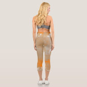 Abstrakter moderner Kunststil in orangefarbenem We Capri Leggings (Rückseite)