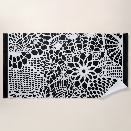 Abstrakter Schwarz-Weiß-Crochet-Effekt Strandtuch (Vorderseite)