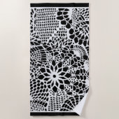 Abstrakter Schwarz-Weiß-Crochet-Effekt Strandtuch (Vorderseite)