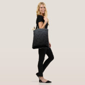Abstrakter, schwarzer dreieckiger Hintergrund, Gru Tasche (Am Model)