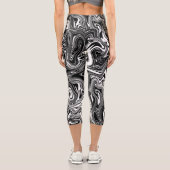 Abstrakter schwarzer und weißer Flüssig-Marmor Capri Leggings (Rückseite)