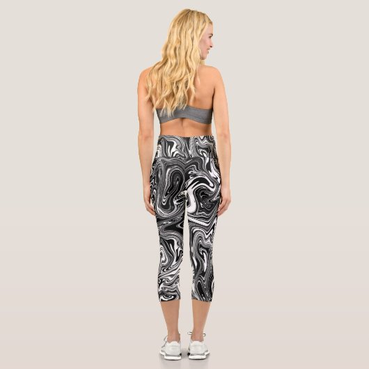 Abstrakter schwarzer und weißer Flüssig-Marmor Capri Leggings (Rückseite)