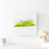 Abstrakter Streifen in grüner Wasserfarbe Quadratische Wanduhr (Zuhause)