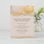 Abstrakter vergoldeter Glitzer prägt moderne Hochz Einladung (Stehend Vorderseite)