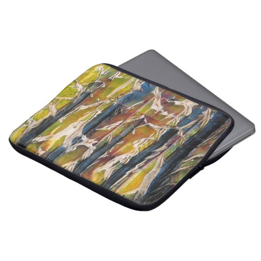 Abstrakter Wald durch Bäume Laptopschutzhülle (Vorne Oben)