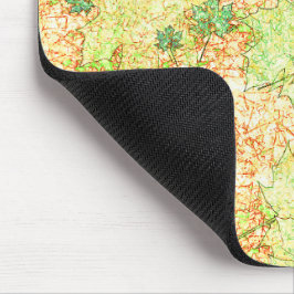 Abstraktes Acerblatt auf zerkratztem Boden, beige Mousepad