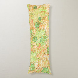 Abstraktes Acerblatt auf zerkratztem Boden, beige Seitenschläferkissen