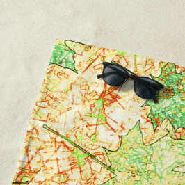 Abstraktes Acerblatt auf zerkratztem Boden, beige Strandtuch