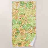 Abstraktes Acerblatt auf zerkratztem Boden, beige Strandtuch (Vorderseite)